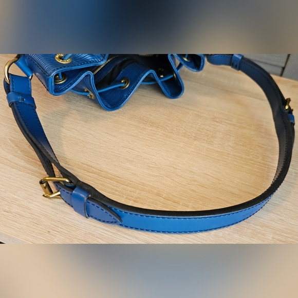 Authentic LOUIS VUITTON Epi Petite Noe GM Drawstring Bag - Picture 7 of 15